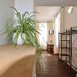 Au Fil De Troyes Bed & Breakfast 3*