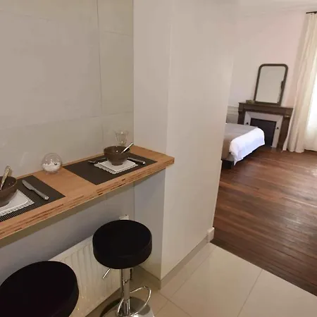 Au Fil De Troyes Bed & Breakfast 3*