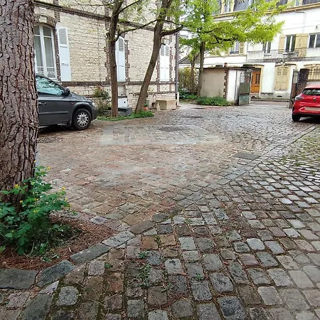 Au Fil De Troyes Bed & Breakfast 3*