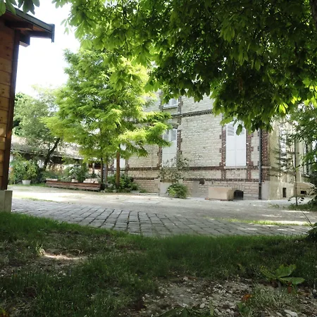 Au Fil De Troyes Bed & Breakfast 3*